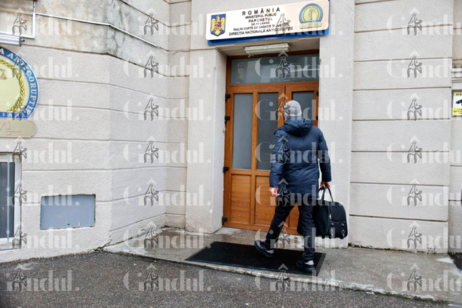 De schoonzoon van Victor Pițurcă betrapt bij het betreden van het hoofdkantoor van de DNA / Foto bron: GÂNDUL