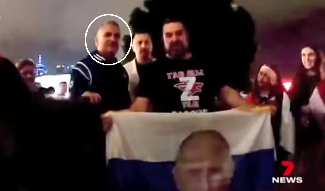 VIDEO | De vader van Novak Djokovic, Srdjan Djokovic, gefotografeerd in Australië met een vlag van Vladimir Poetin. Men heeft hem ook “Lang leve de Russen!” horen roepen.