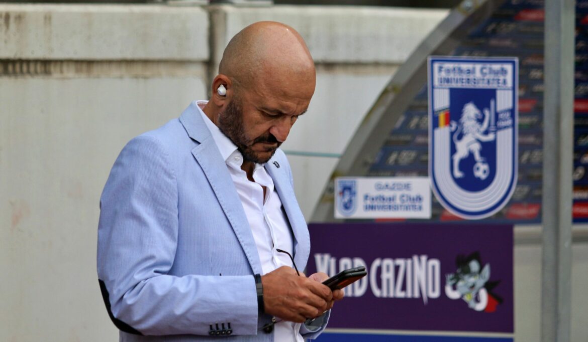 Adrian Mititelu, in oorlog met Peluza Sud 97! Hij dreigde het team van het veld te schoppen, waarop de relschoppers antwoordden: “Hij is de enige haatzaaier! Hij is in staat om een voetbalwedstrijd naar believen te stoppen.”