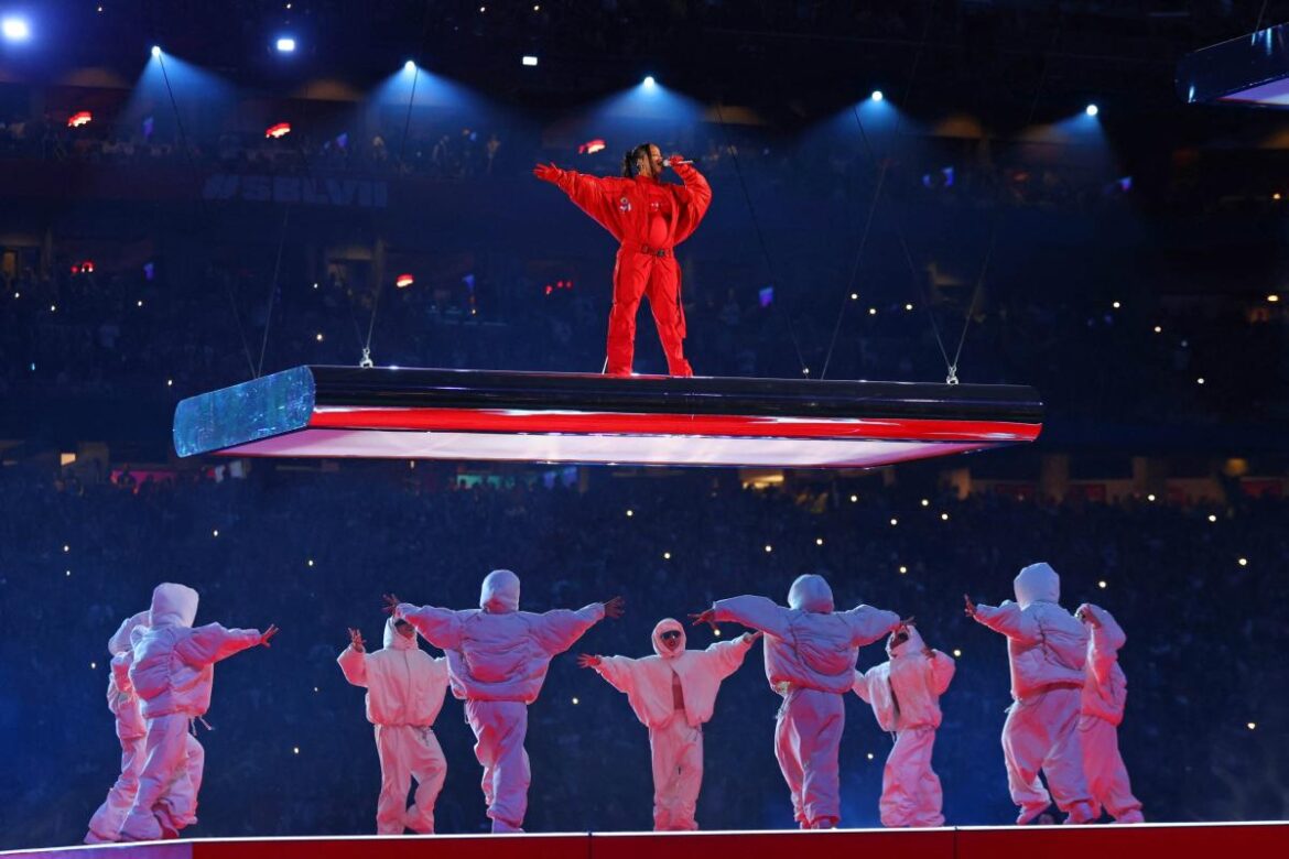 Gamers vinden dat Rihanna’s Super Bowl show op een Super Smash Bros. podium lijkt.