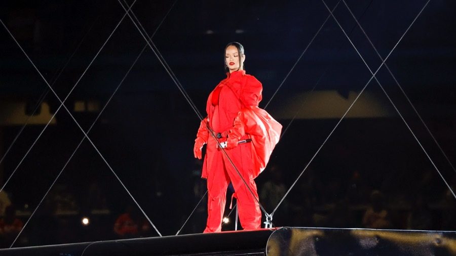 Rihanna onthult haar tweede zwangerschap tijdens de Super Bowl