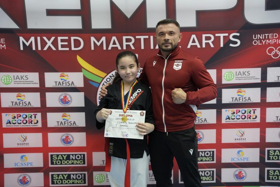 De dochter van de wereldkampioen KEMPO richt een ravage aan op de tatami!