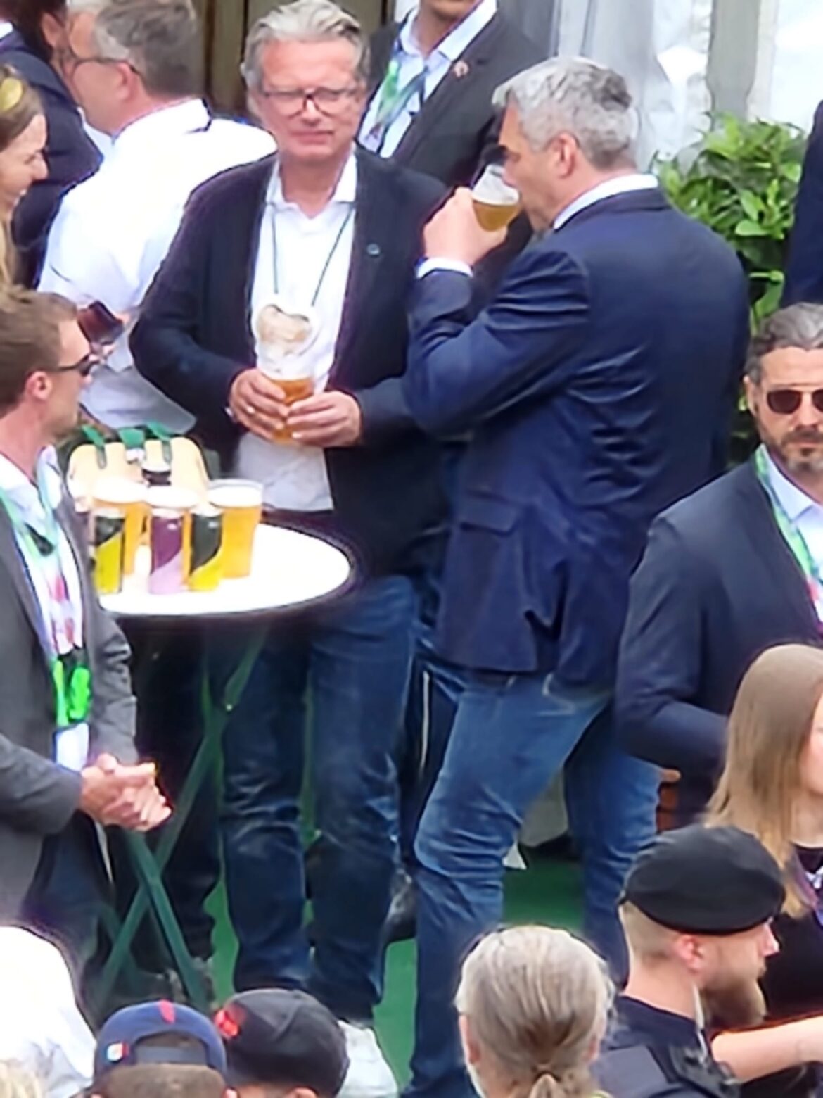 EXCLUSIEVE FOTO’S. De “vijand” van Roemenië deed zijn stropdas af en dronk bier tijdens de dienstplicht zonder zich te houden aan het protocol