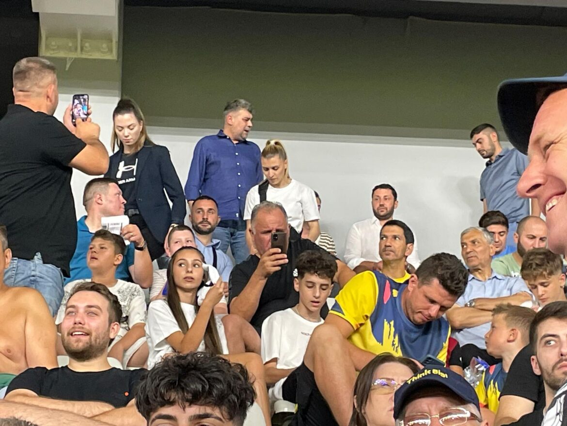 VIDEO | Premier Marcel Ciolacu, aanwezig bij de wedstrijd tussen FCSB en Dinamo. De regeringsleider koos niet voor een VIP-stoel