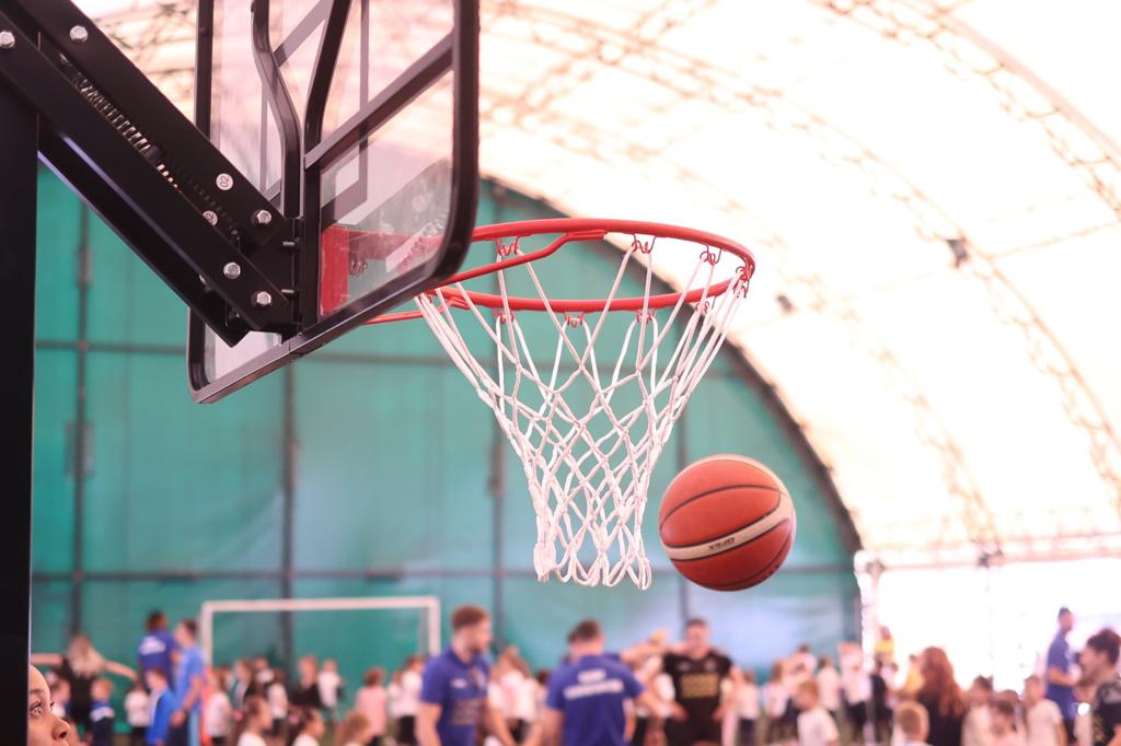 Basketbal is meer dan alleen de bal schieten! Roemeense atleten praten met fans | FOTOGALLERIJ
