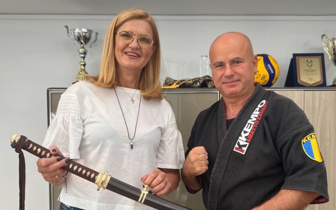Kempo-kampioenen geprezen door de voorzitter van het Nationale Agentschap voor Sport, Elisabeta Lipă, voor hun prestaties op de wereldkampioenschappen