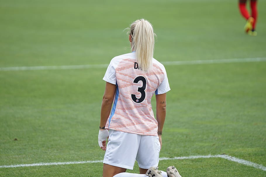 PANIEK bij een voetbalwedstrijd voor vrouwen. Speelsters renden naar de kleedkamer toen ze zagen wat er op het veld gebeurde