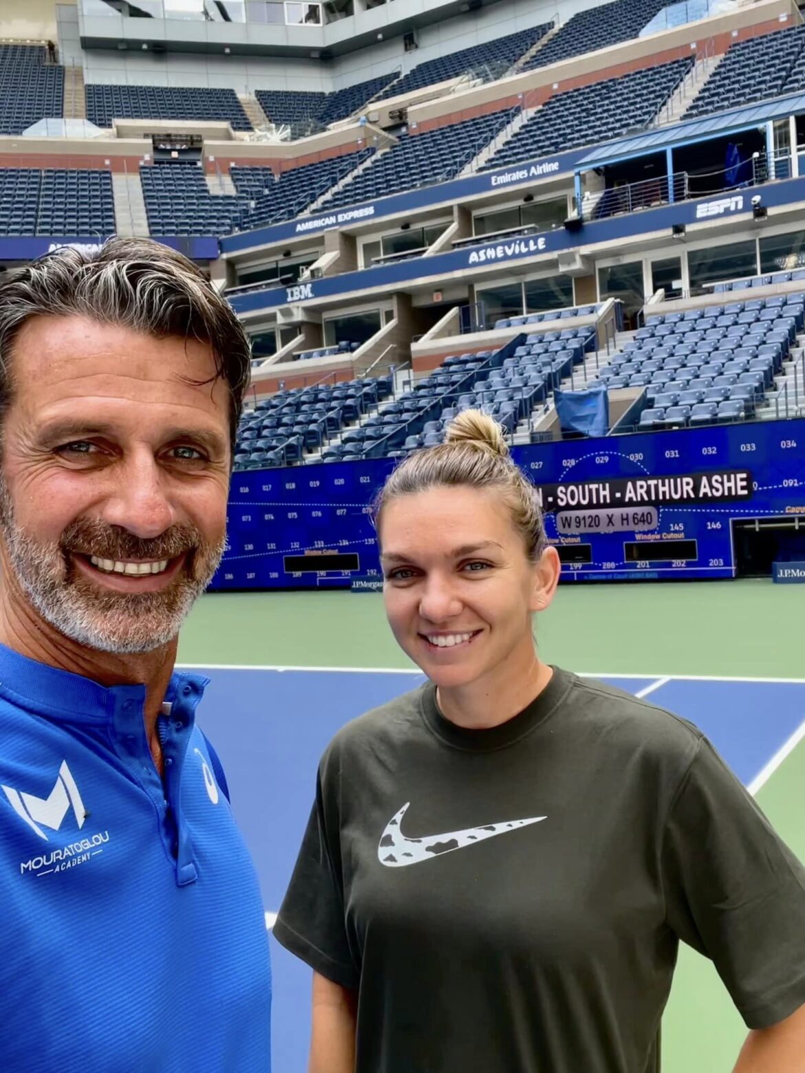 De coach van Simone Halep, Patrick Mouratoglou, ONDERKENT dat hij collageen aan de tennisster heeft gegeven, maar niet wist dat het besmet was met roxadustat.
