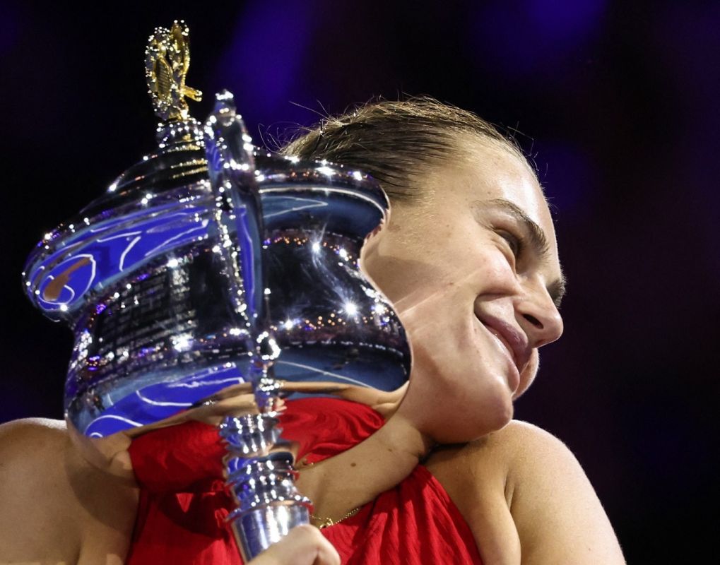 Aryna Sabalenka wint Australian Open 2024: “Ik hoop volgend jaar terug te komen en deze trofee weer in mijn armen te houden”