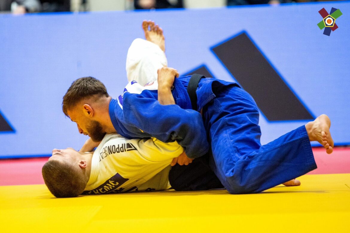 Bij bijgeloof vecht de meest non-conformistische judoka alleen in een blauwe kimono.