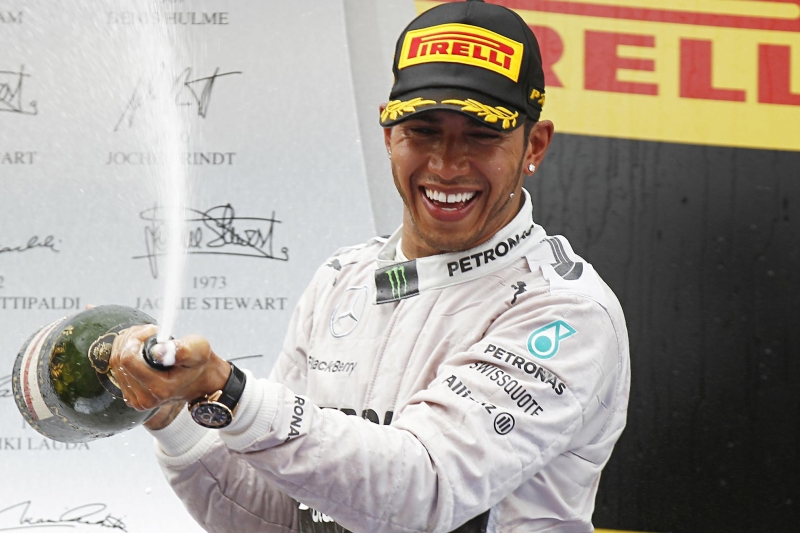 SPECTACULAIRE Formule 1 move: Lewis Hamilton gaat naar Ferrari vanaf 2025!