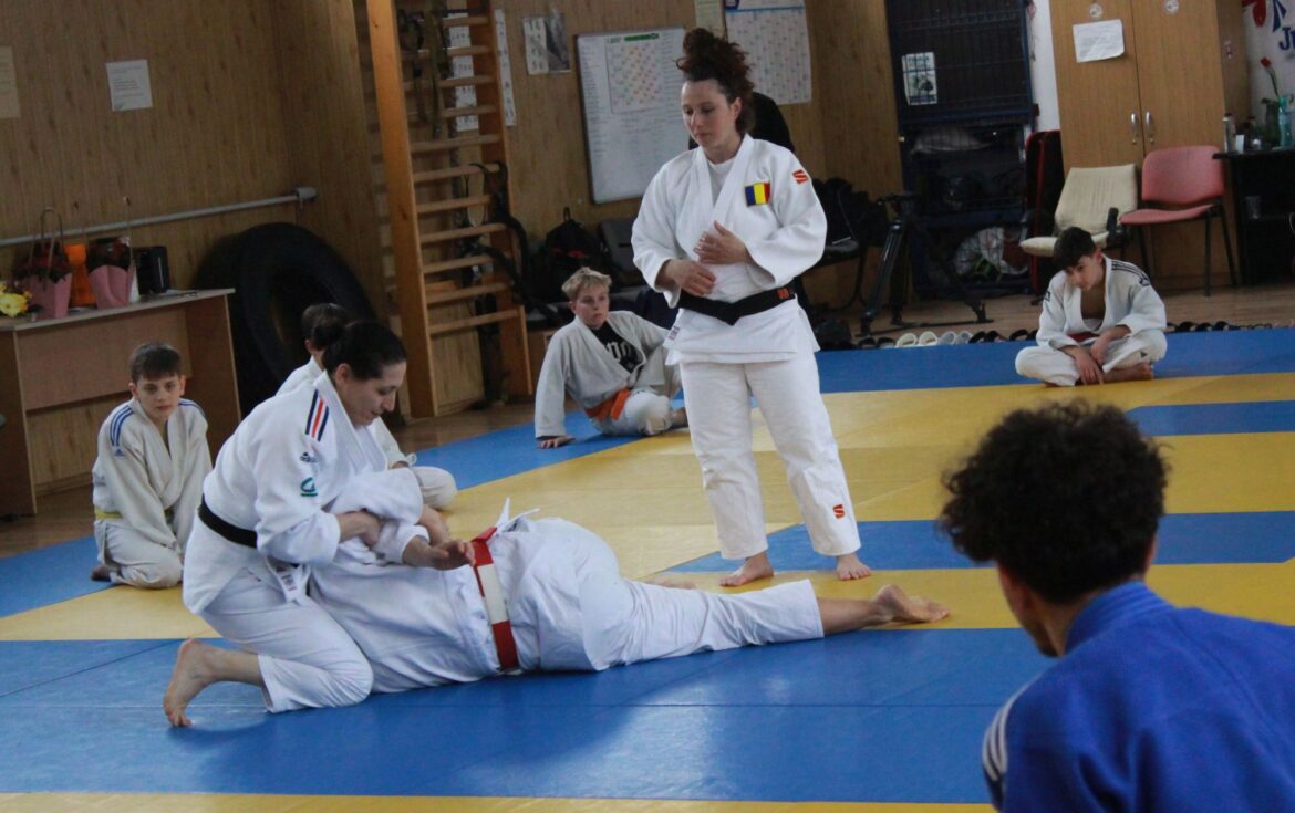 Andrea Chitu’s dochter “vecht” met haar moeder in judo